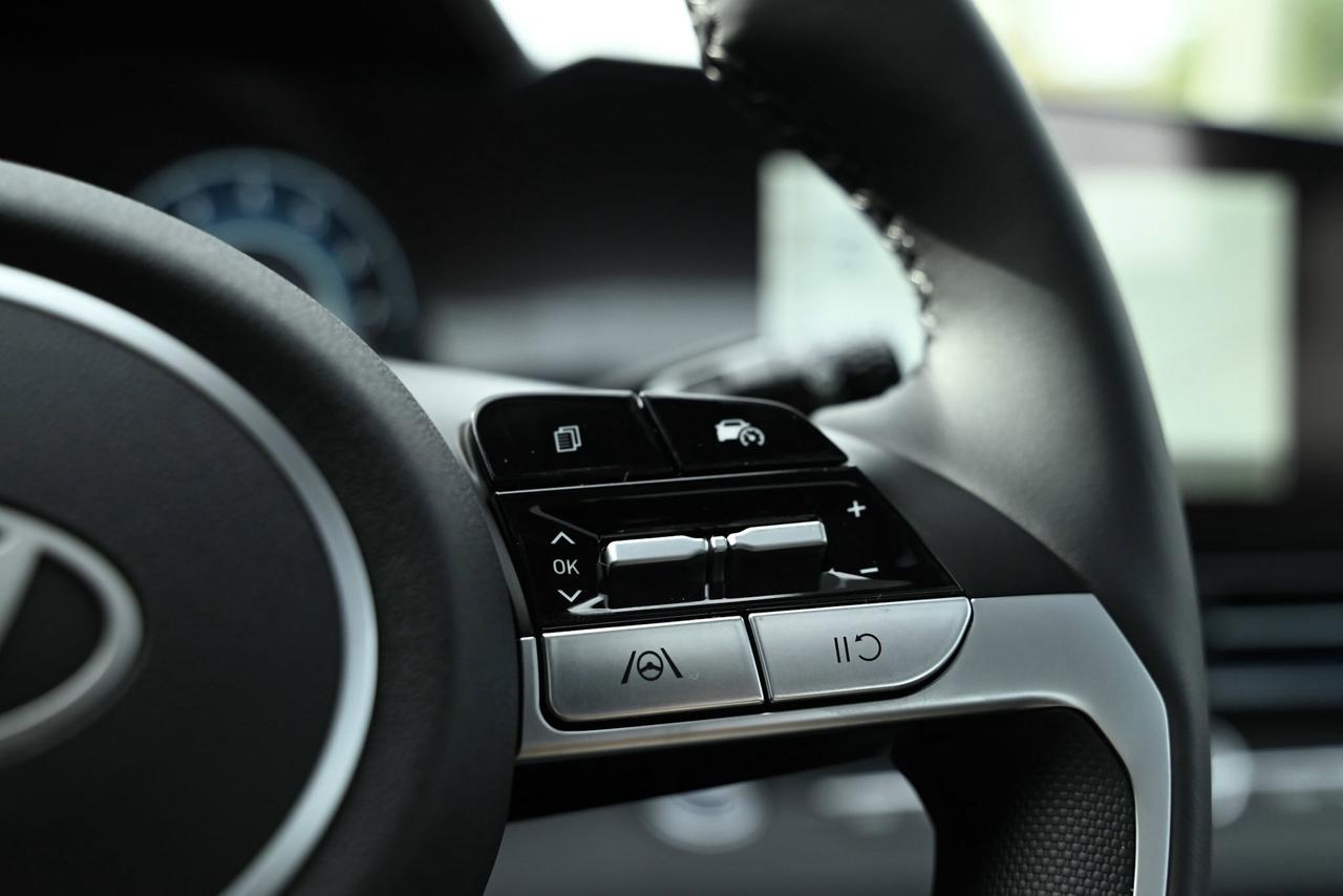 2025 Hyundai Elantra PREFERRED TECH/ SUNROOF/ DUAL 10.25 SCREEN W/ NAVI Photo