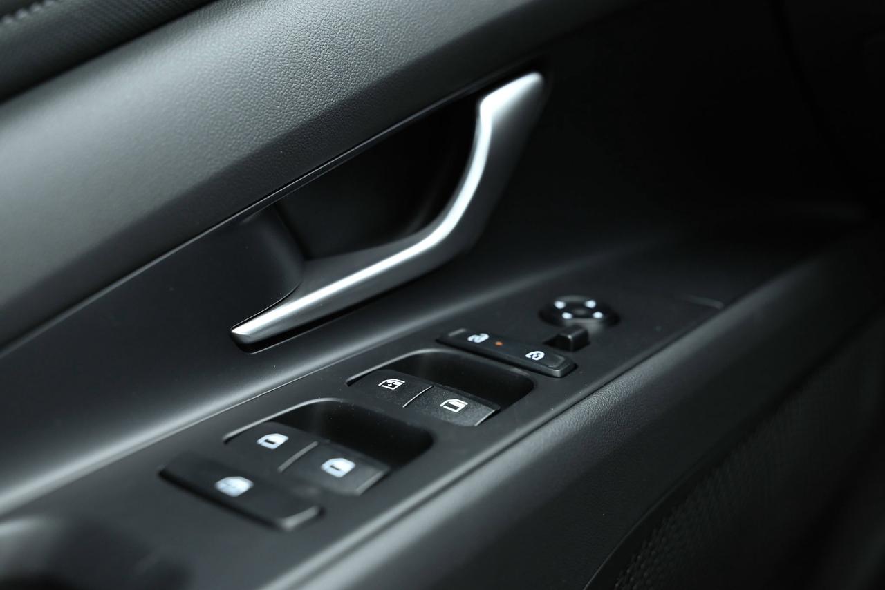 2025 Hyundai Elantra PREFERRED TECH/ SUNROOF/ DUAL 10.25 SCREEN W/ NAVI Photo