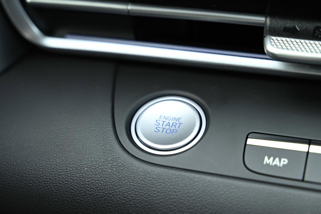 2025 Hyundai Elantra PREFERRED TECH/ SUNROOF/ DUAL 10.25 SCREEN W/ NAVI Photo