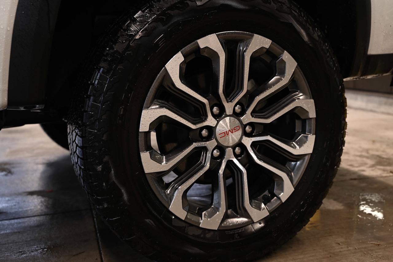 2025 GMC Canyon 4WD Crew Cab Denali/ 1-owner/ no accidents Photo