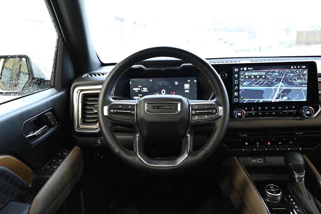 2025 GMC Canyon 4WD Crew Cab Denali/ 1-owner/ tow pkg Photo