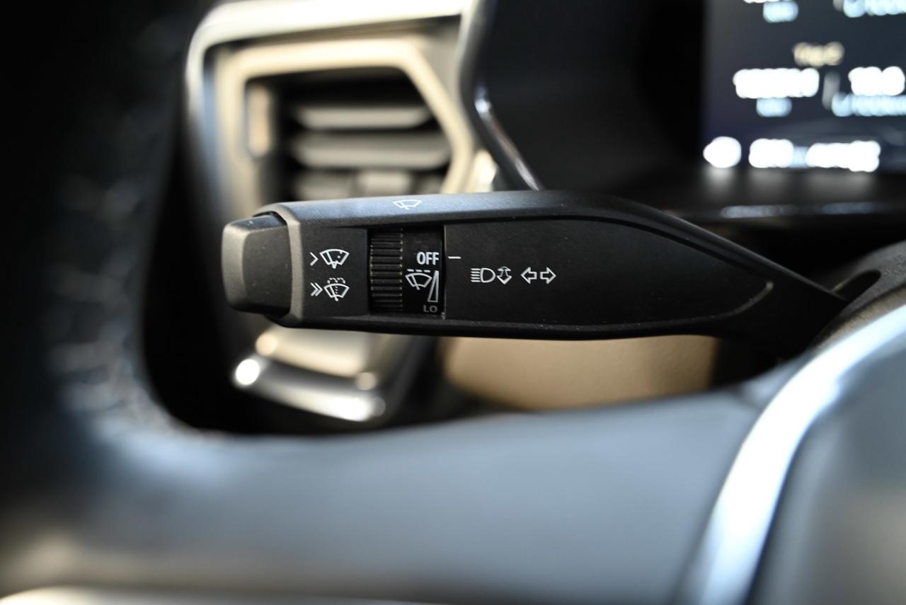 2025 GMC Canyon 4WD Crew Cab Denali/ 1-owner/ tow pkg Photo