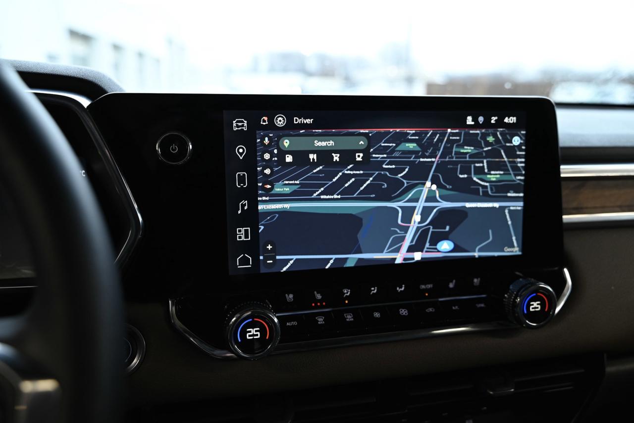 2025 GMC Canyon 4WD Crew Cab Denali/ 1-owner/ tow pkg Photo