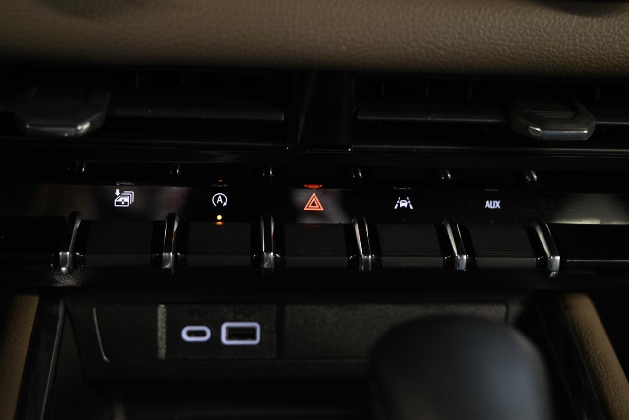 2025 GMC Canyon 4WD Crew Cab Denali/ 1-owner/ tow pkg Photo