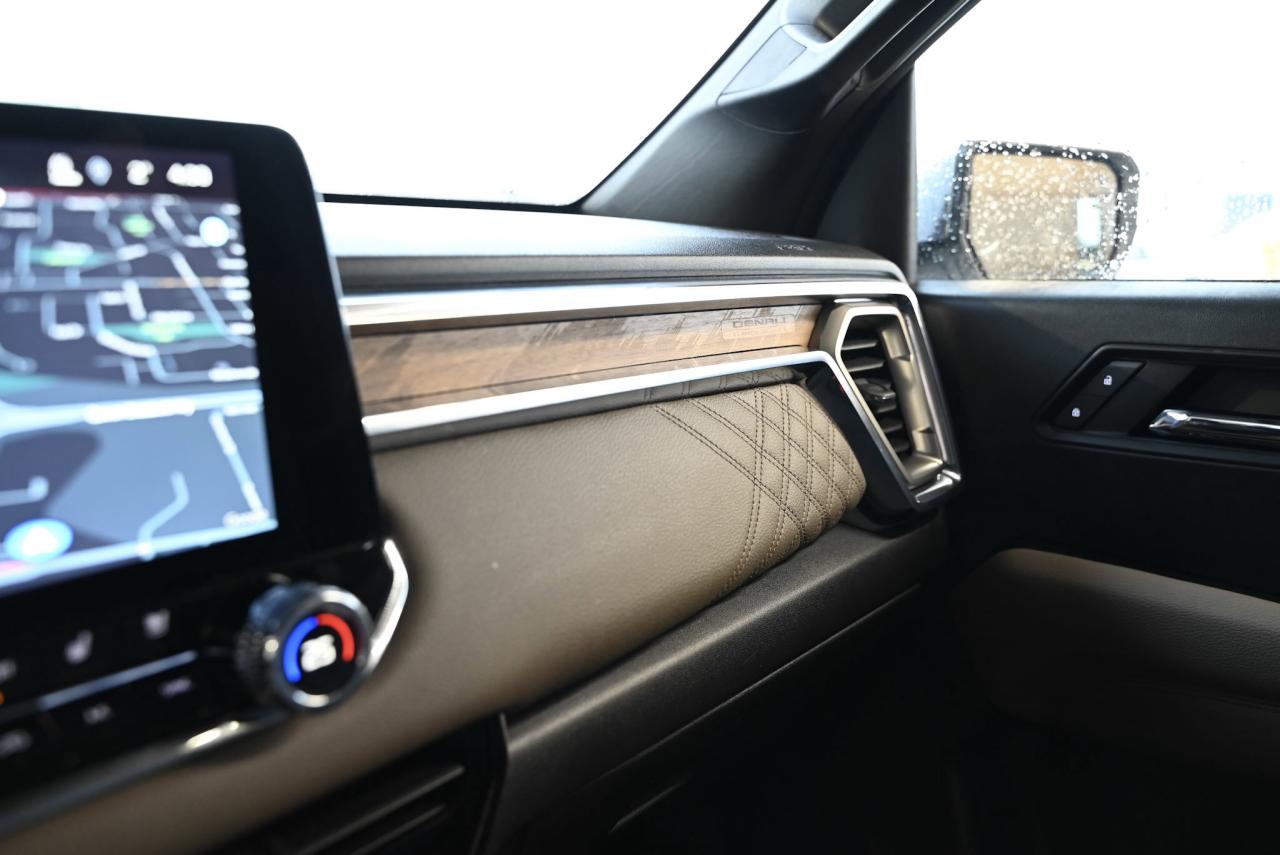 2025 GMC Canyon 4WD Crew Cab Denali/ 1-owner/ no accidents Photo