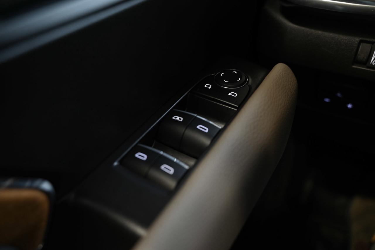 2025 GMC Canyon 4WD Crew Cab Denali/ 1-owner/ no accidents Photo