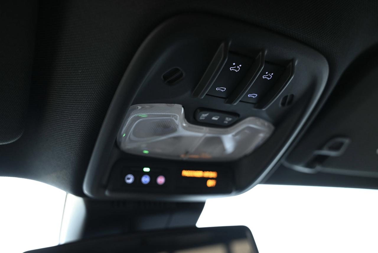 2025 GMC Canyon 4WD Crew Cab Denali/ 1-owner/ no accidents Photo