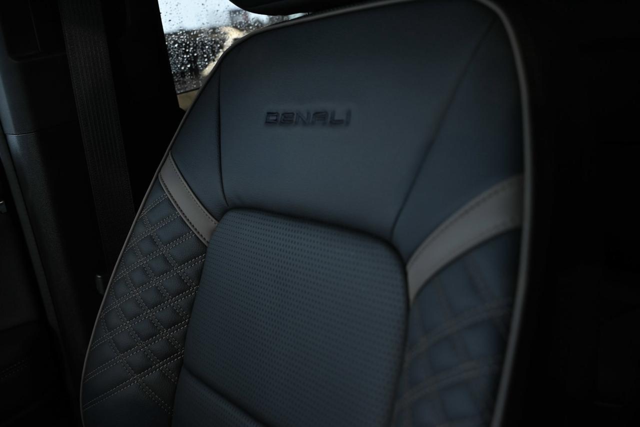 2025 GMC Canyon 4WD Crew Cab Denali/ 1-owner/ no accidents Photo