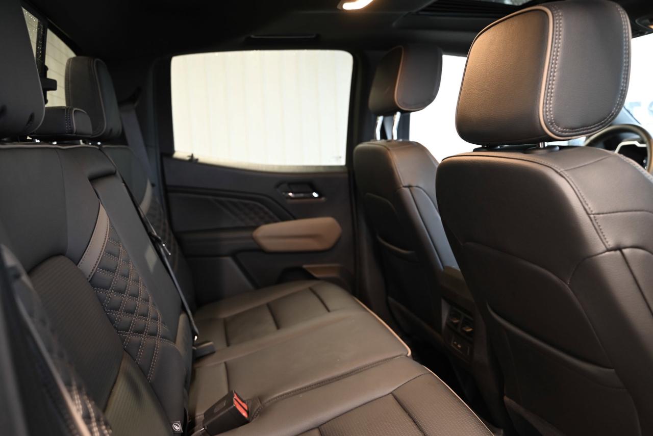 2025 GMC Canyon 4WD Crew Cab Denali/ 1-owner/ tow pkg Photo