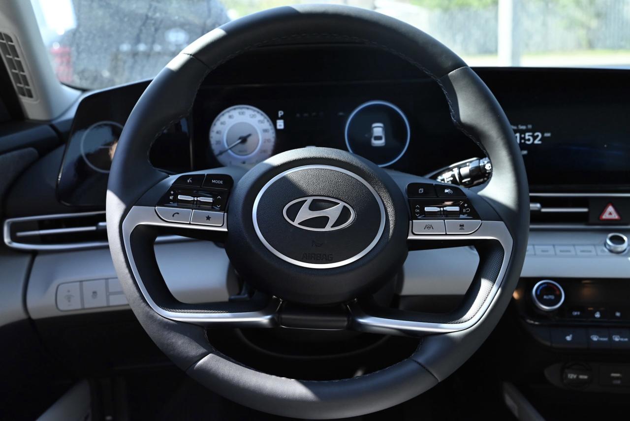 2025 Hyundai Elantra Luxury/ Low Kilo/ Fully loaded/ 1-owner Photo