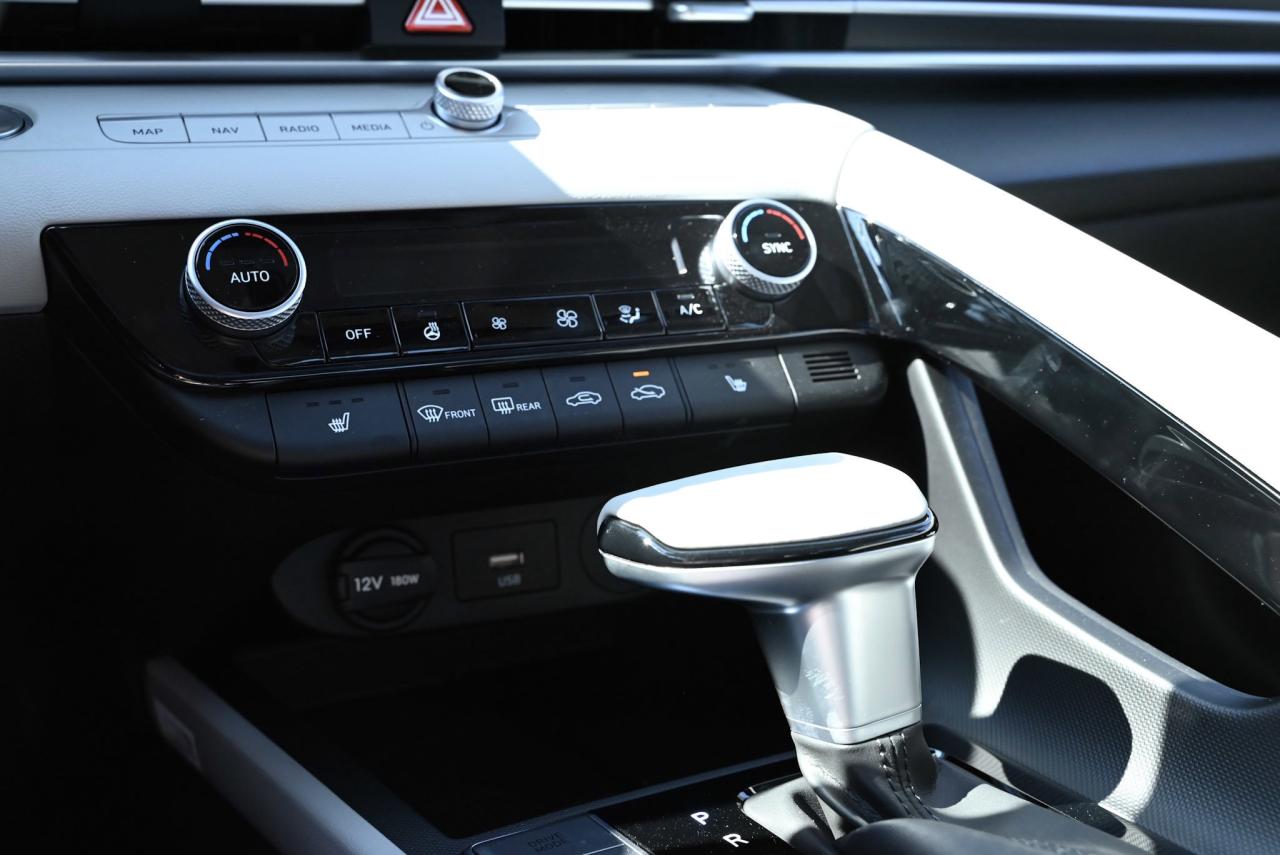 2025 Hyundai Elantra Luxury/ Low Kilo/ Fully loaded/ 1-owner Photo