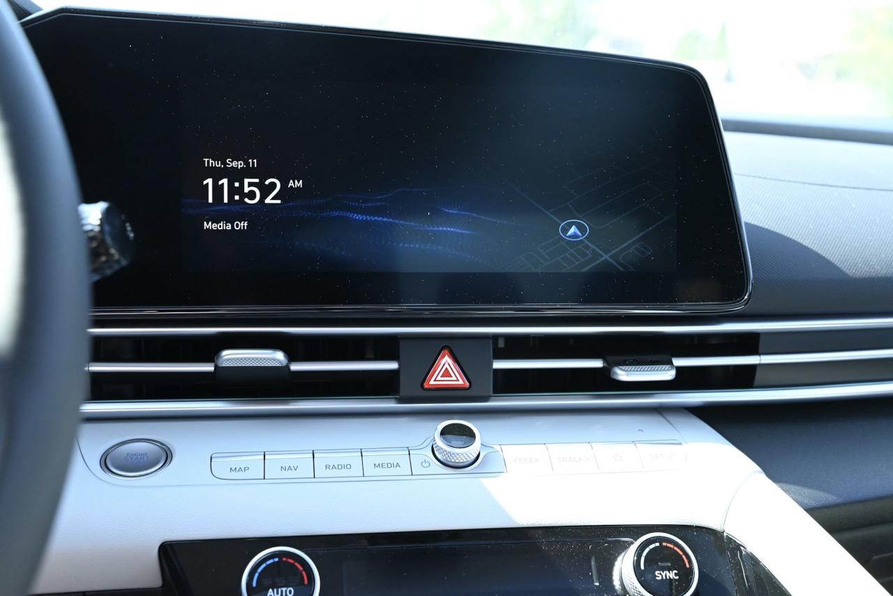 2025 Hyundai Elantra Luxury/ Low Kilo/ Fully loaded/ 1-owner Photo