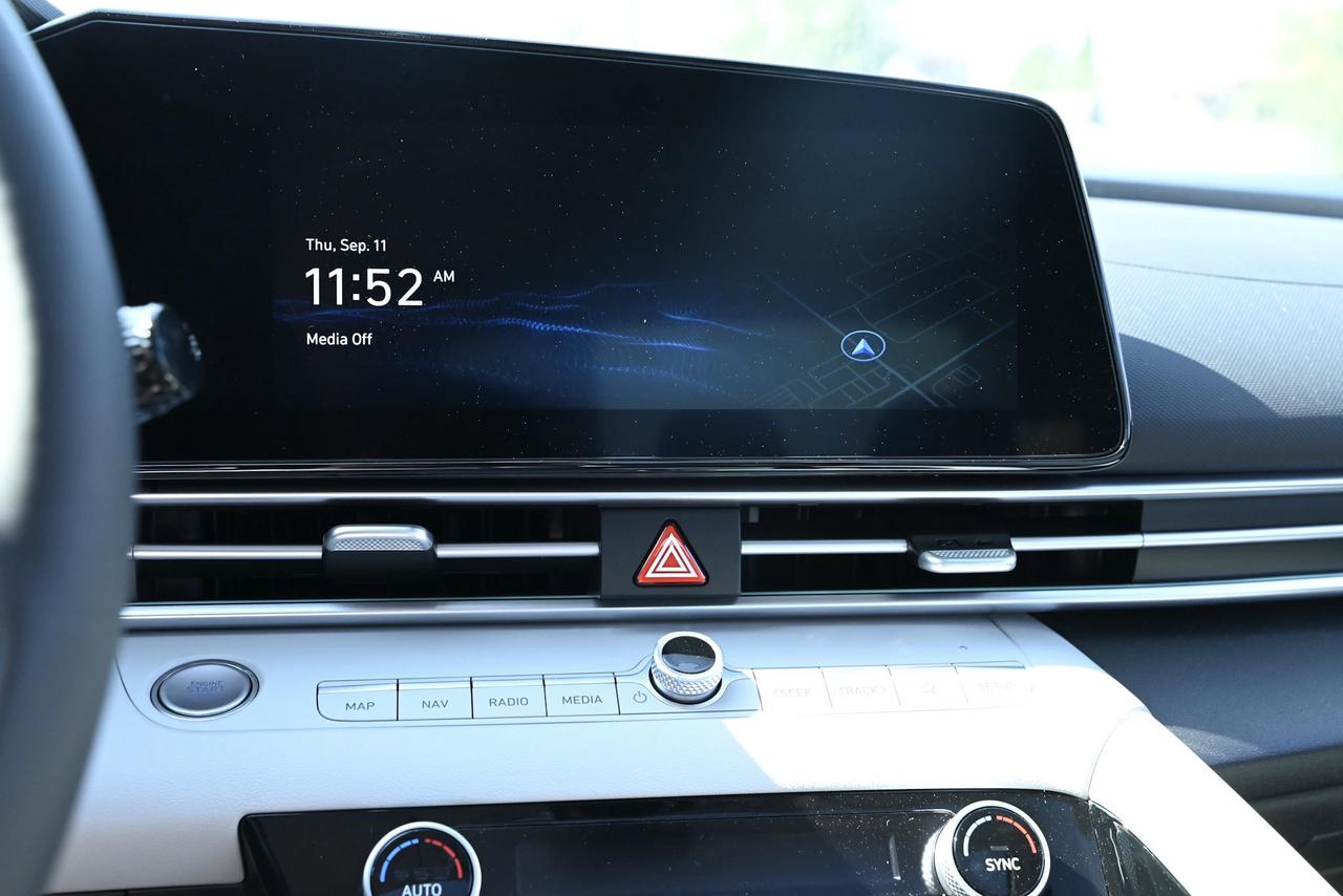 2025 Hyundai Elantra Luxury/ Low Kilo/ Fully loaded/ 1-owner Photo