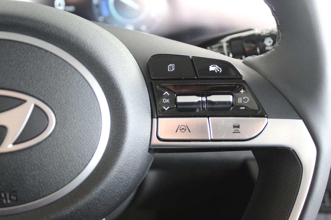 2025 Hyundai Elantra Luxury/ Low Kilo/ Fully loaded/ 1-owner Photo