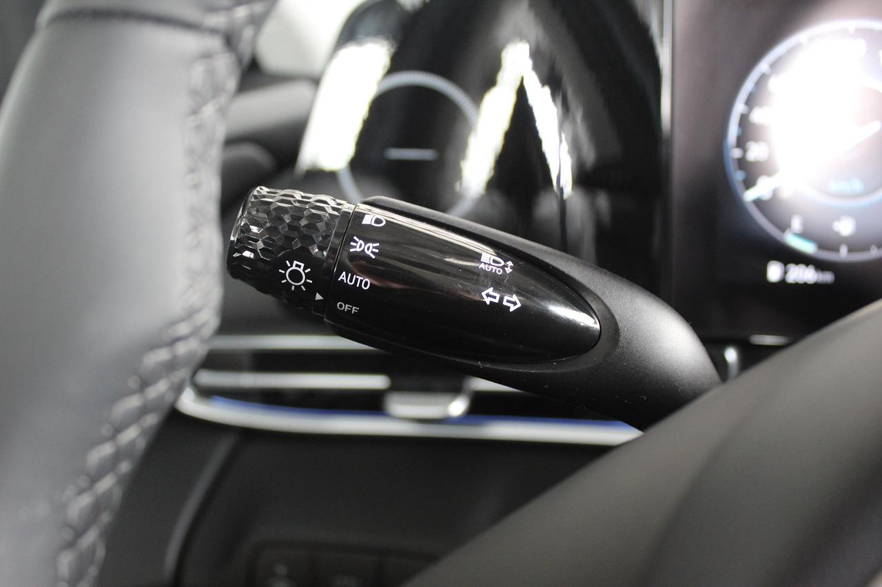 2025 Hyundai Elantra Luxury/ Low Kilo/ Fully loaded/ 1-owner Photo