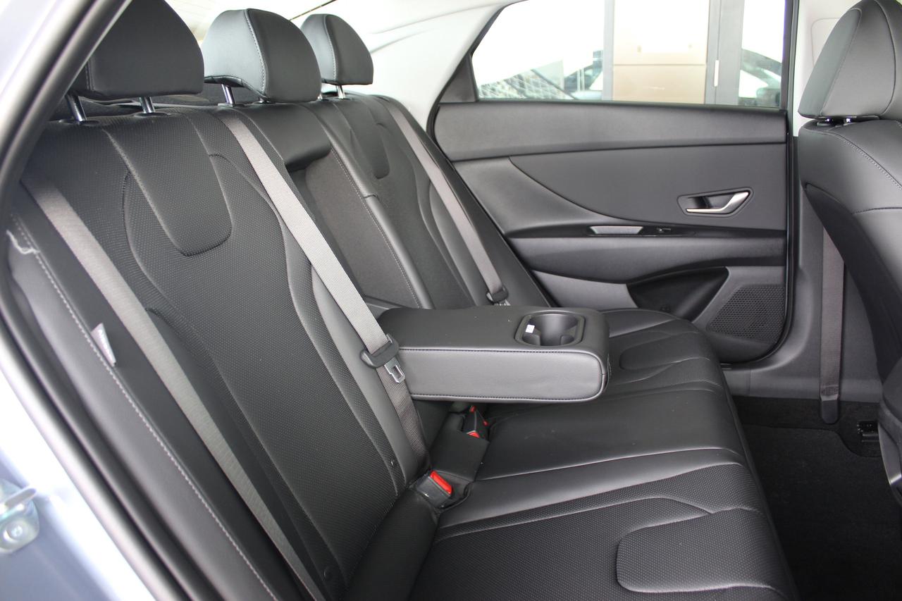 2025 Hyundai Elantra Luxury/ Low Kilo/ Fully loaded/ 1-owner Photo