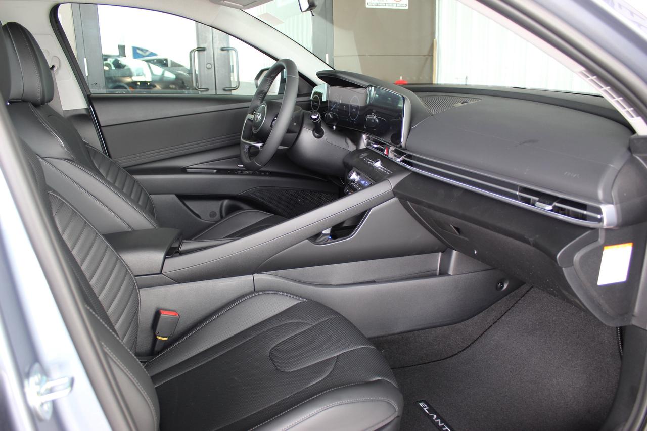 2025 Hyundai Elantra Luxury/ Low Kilo/ Fully loaded/ 1-owner Photo3