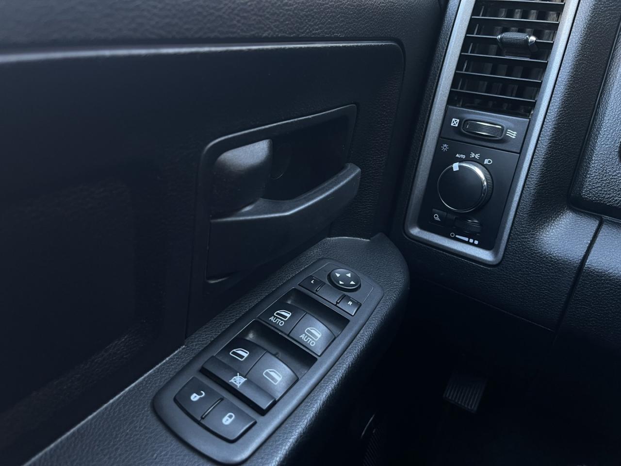 2021 RAM 1500 Classic Tradesman 6'4 BOX / Remote Start / Rev Cam Photo