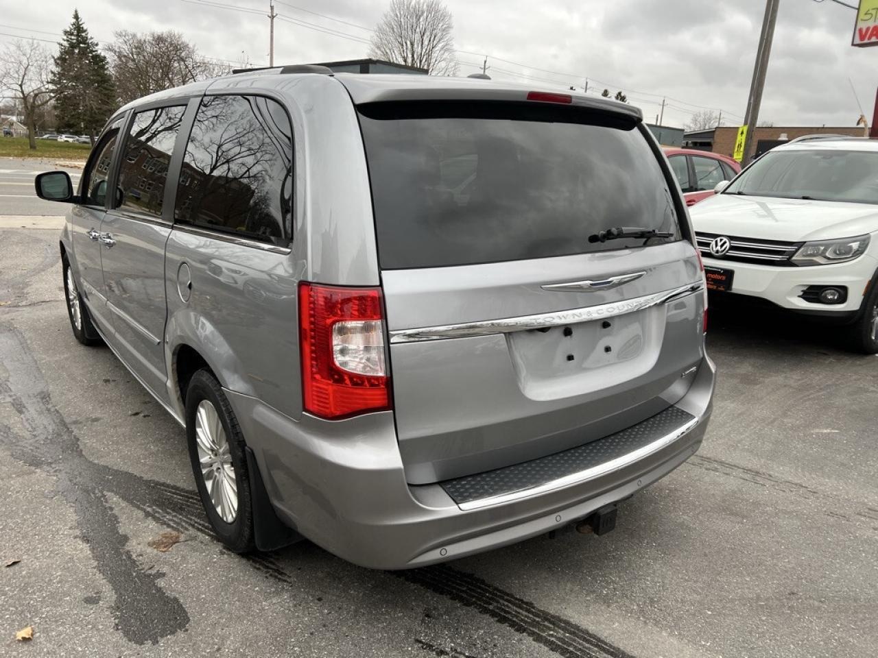 2015 Chrysler Town & Country 4dr Wagon Limited Photo2