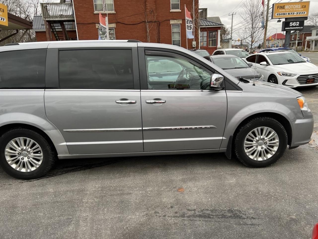 2015 Chrysler Town & Country 4dr Wagon Limited Photo