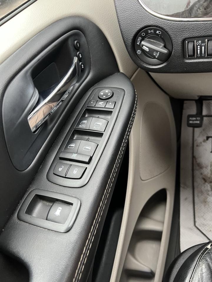 2015 Chrysler Town & Country 4dr Wagon Limited Photo