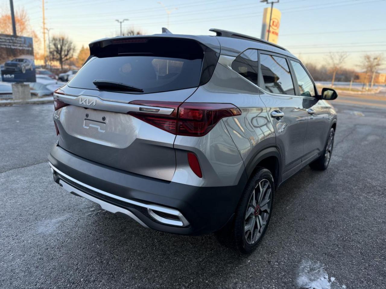 2022 Kia Seltos SX Turbo AWD w/Black Interior Photo4