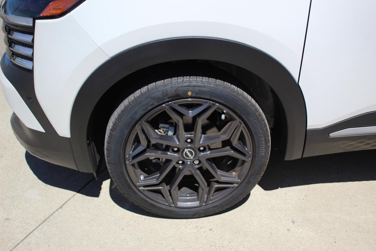 2025 Nissan Kicks ONLY 3700 KILO WOW/ SR PKG/ LEATHER / PANO ROOF / Photo4