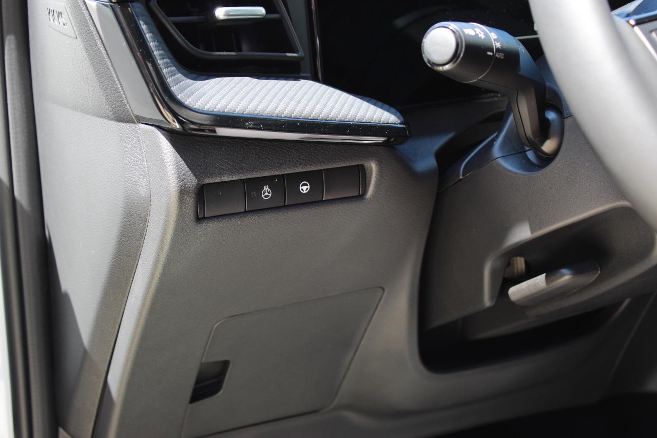 2025 Nissan Kicks ONLY 3700 KILO WOW/ SR PKG/ LEATHER / PANO ROOF / Photo