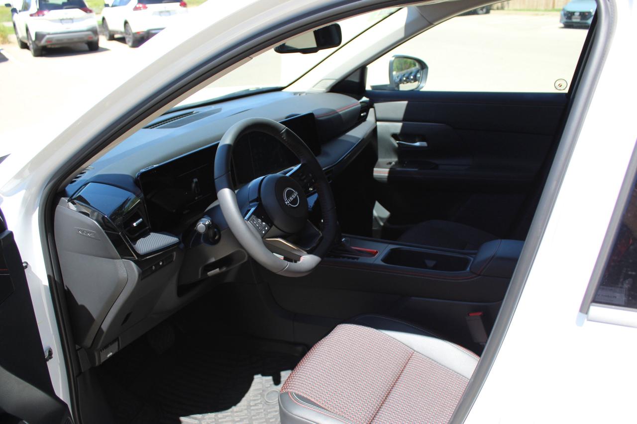 2025 Nissan Kicks ONLY 3700 KILO WOW/ SR PKG/ LEATHER / PANO ROOF / Photo