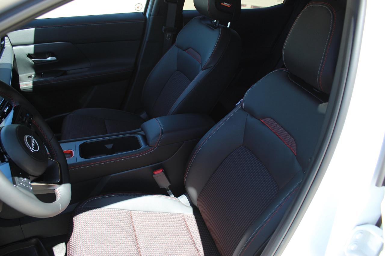 2025 Nissan Kicks ONLY 3700 KILO WOW/ SR PKG/ LEATHER / PANO ROOF / Photo