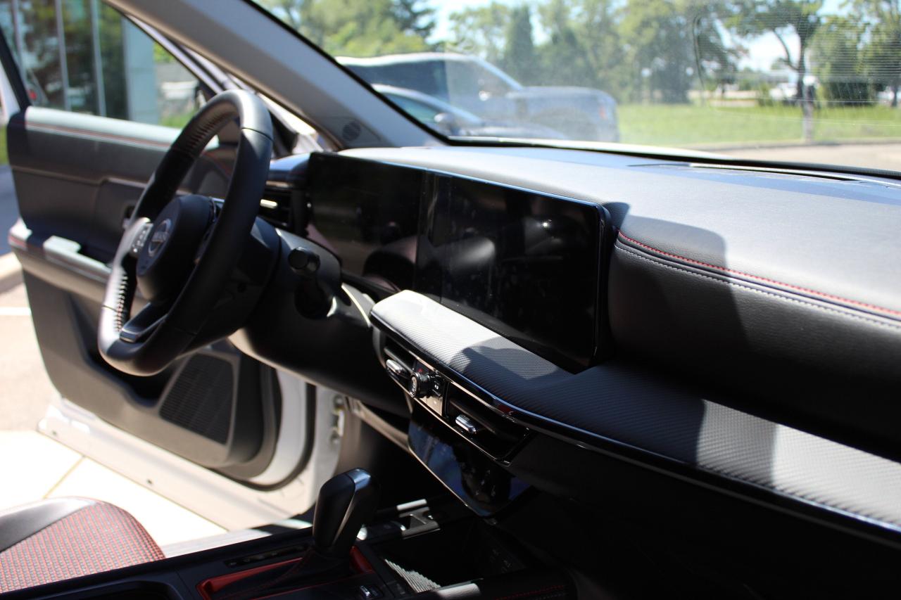 2025 Nissan Kicks ONLY 3700 KILO WOW/ SR PKG/ LEATHER / PANO ROOF / Photo