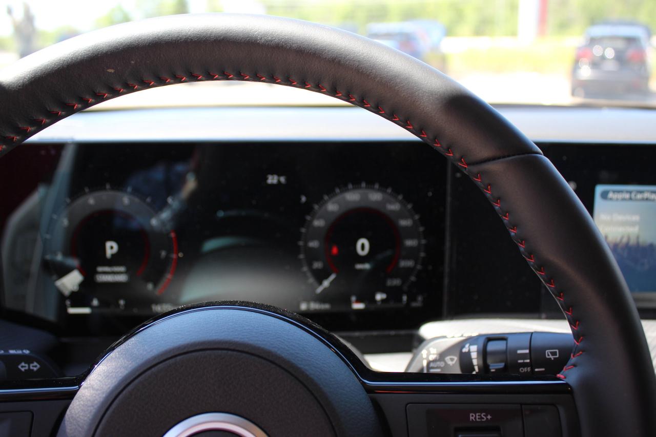 2025 Nissan Kicks ONLY 3700 KILO WOW/ SR PKG/ LEATHER / PANO ROOF / Photo