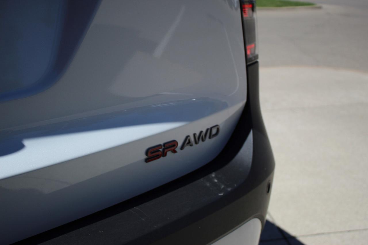 2025 Nissan Kicks ONLY 3700 KILO WOW/ SR PKG/ LEATHER / PANO ROOF / Photo