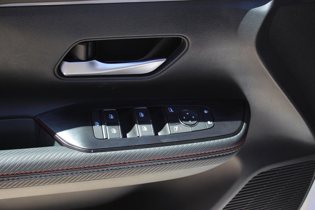 2025 Nissan Kicks ONLY 3700 KILO WOW/ SR PKG/ LEATHER / PANO ROOF / Photo