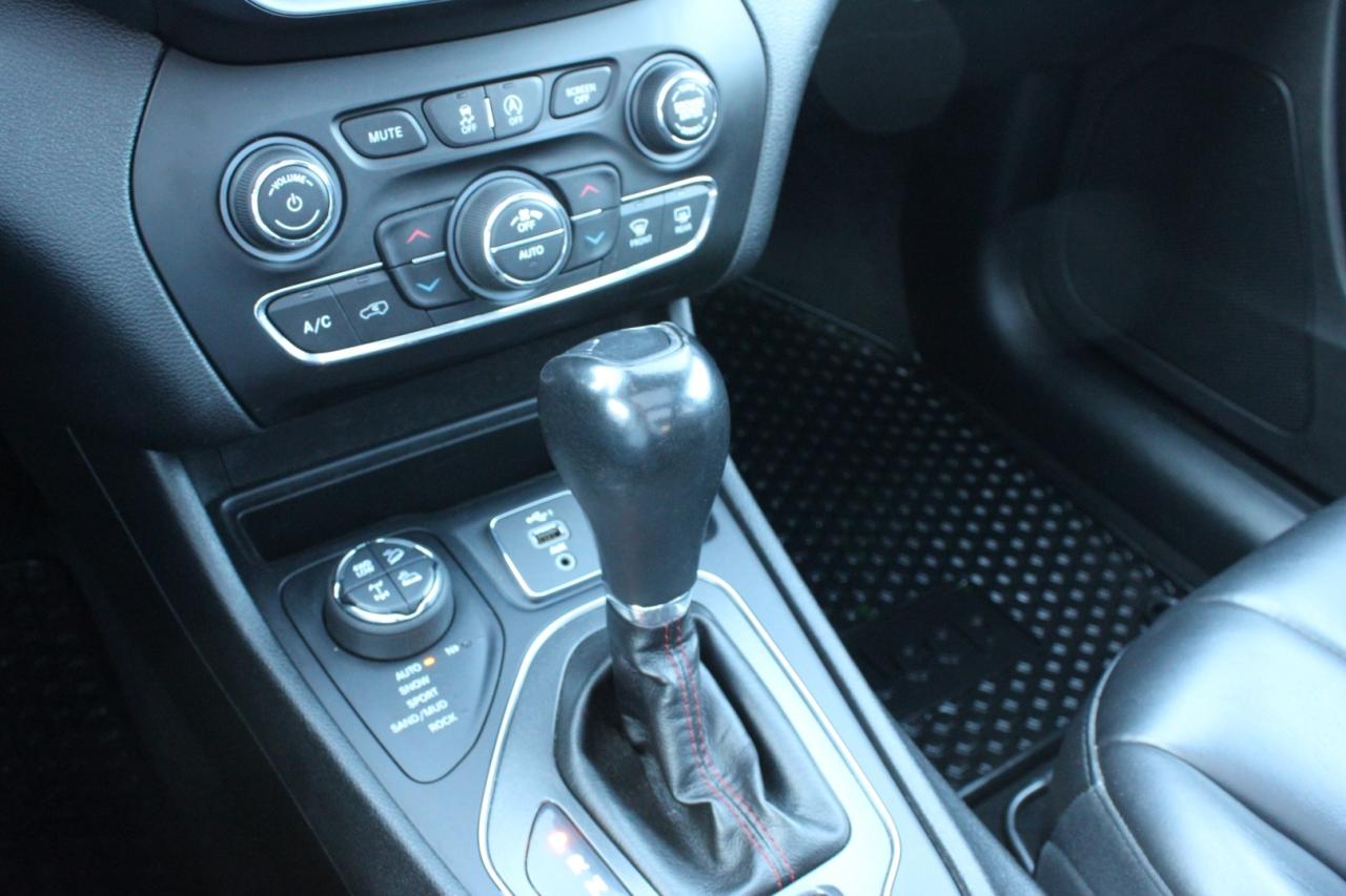 2019 Jeep Cherokee Trailhawk 4WD   No Accident   Moonroof   Safety Ce Photo