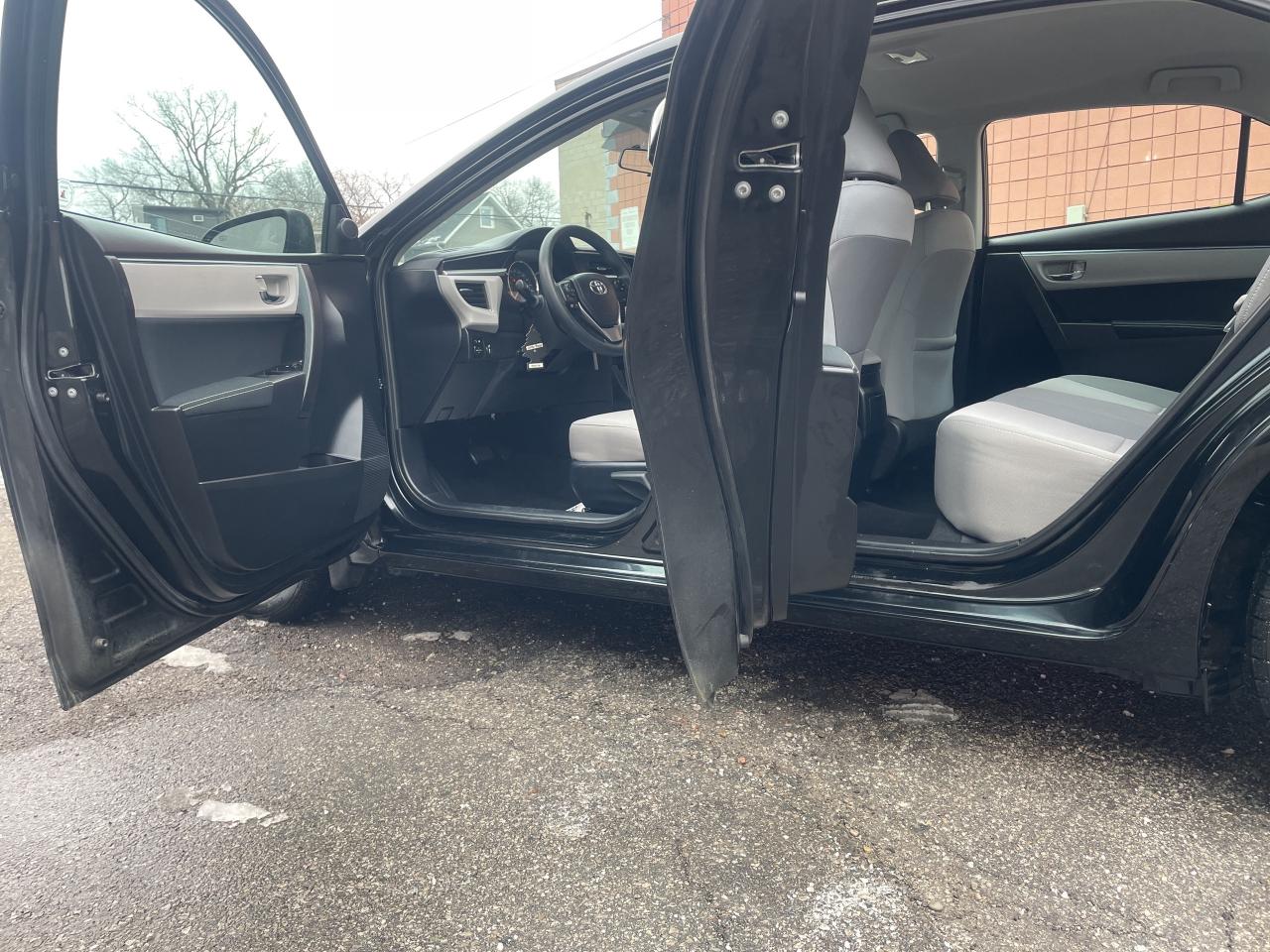 2014 Toyota Corolla LE /  4 DR AUTO /  ONE OWNER / YES ONLY 59005 !!! Photo