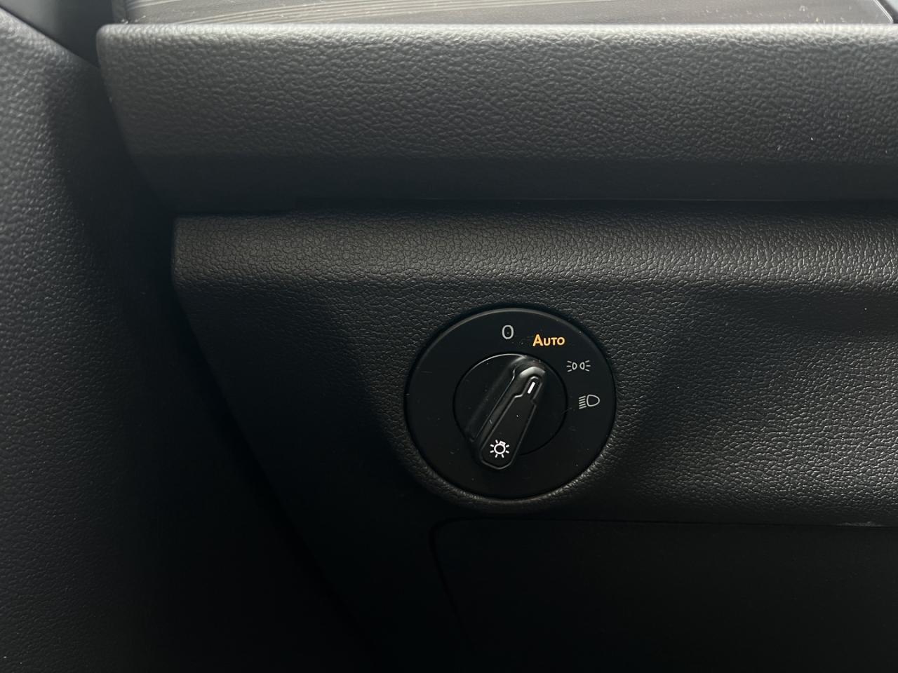 2019 Volkswagen Jetta Highline Pearl White  Leather   Sunroof   Htd Seat Photo