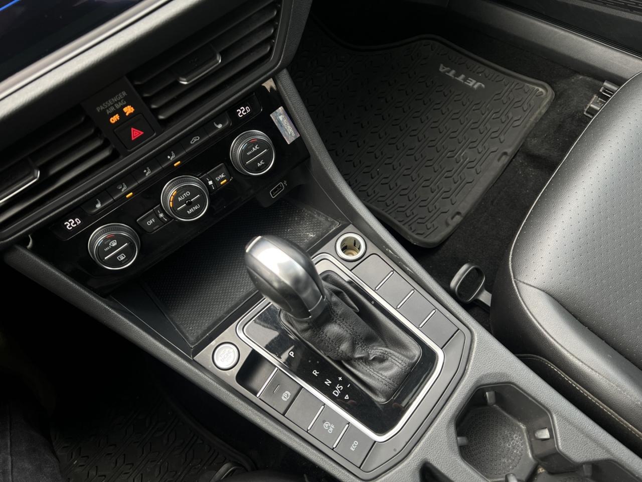 2019 Volkswagen Jetta Highline Pearl White  Leather   Sunroof   Htd Seat Photo