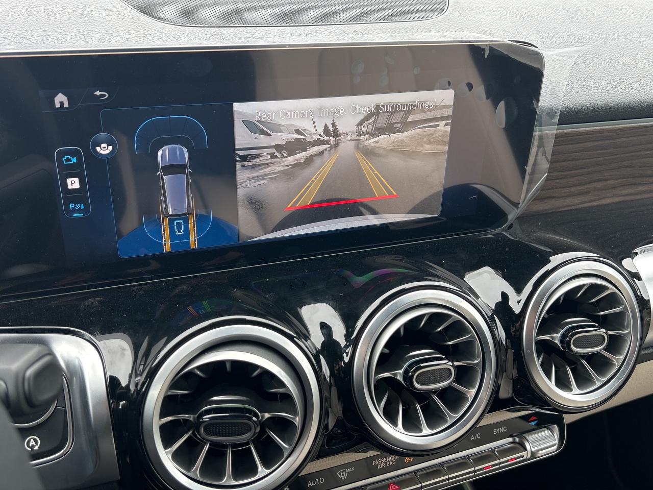 2025 Mercedes-Benz GLB 250 4MATIC Photo