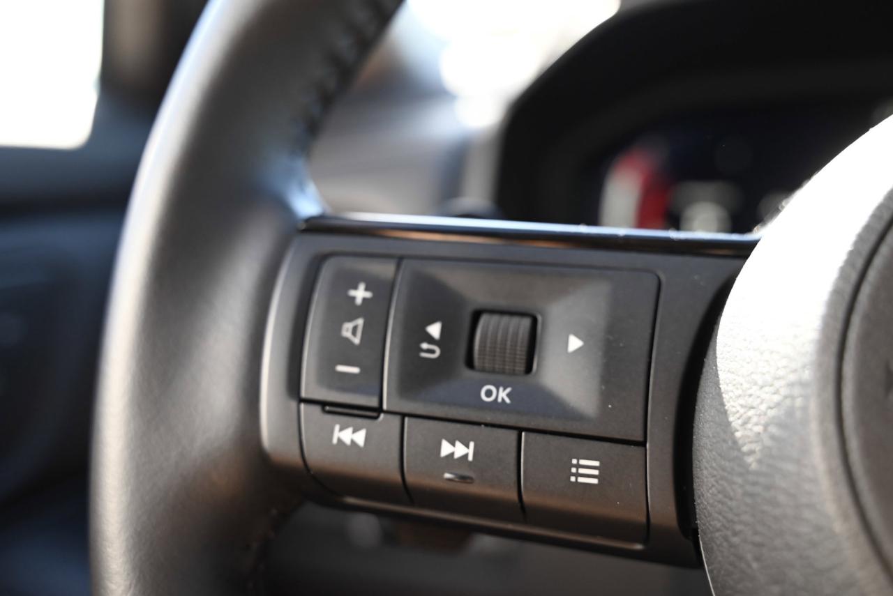 2024 Nissan Rogue SL / NAVIGATION / HANDS FREE LIFTGATE/ WIRELESS CA Photo