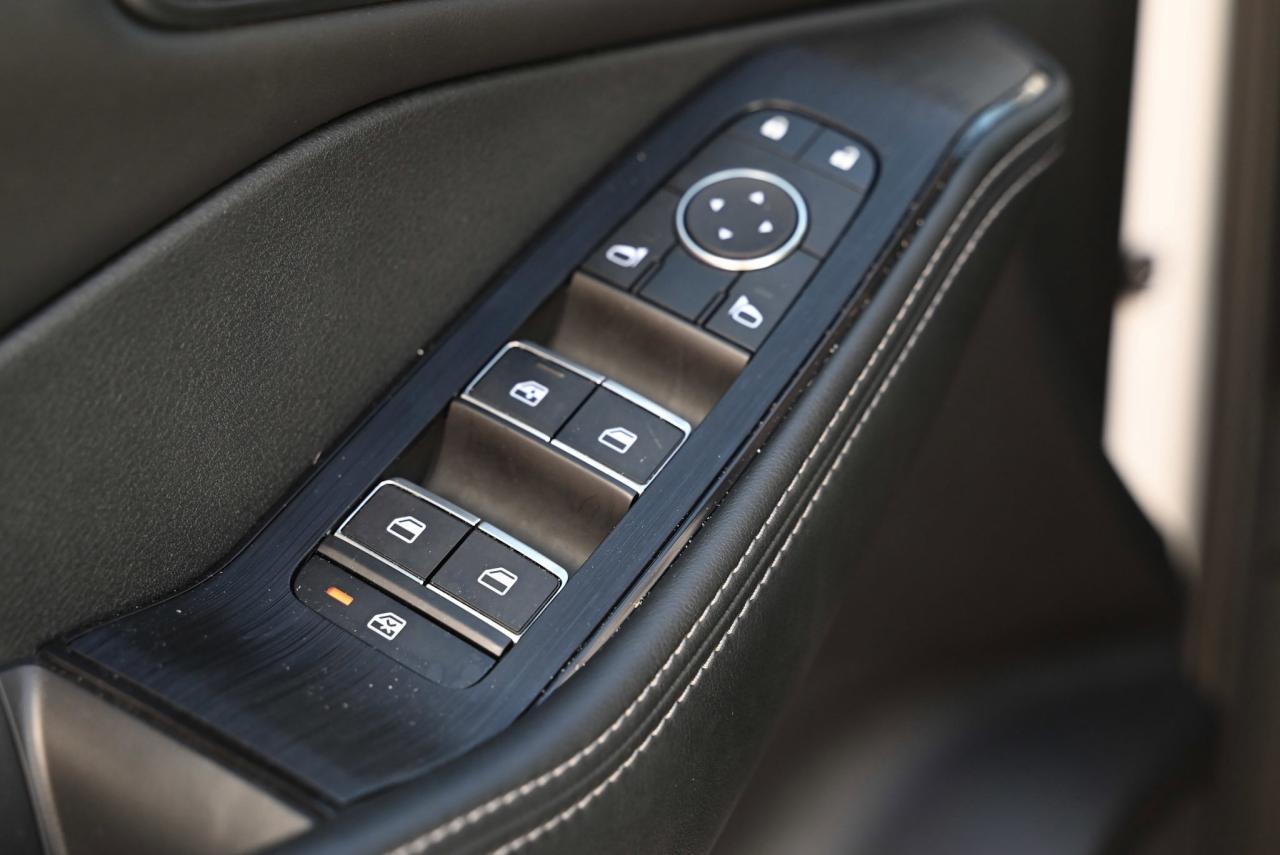 2024 Nissan Rogue SL / NAVIGATION / HANDS FREE LIFTGATE/ WIRELESS CA Photo