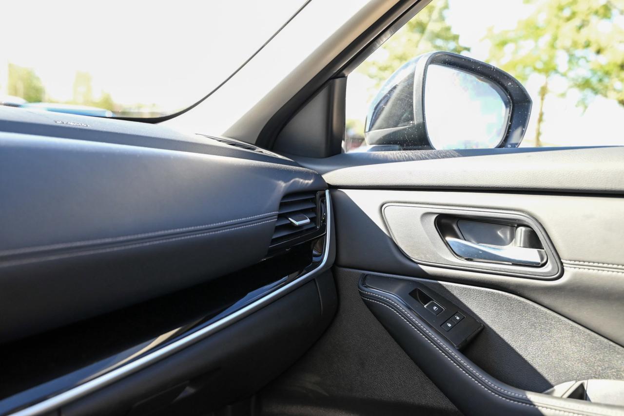 2024 Nissan Rogue SL / NAVIGATION / HANDS FREE LIFTGATE/ WIRELESS CA Photo