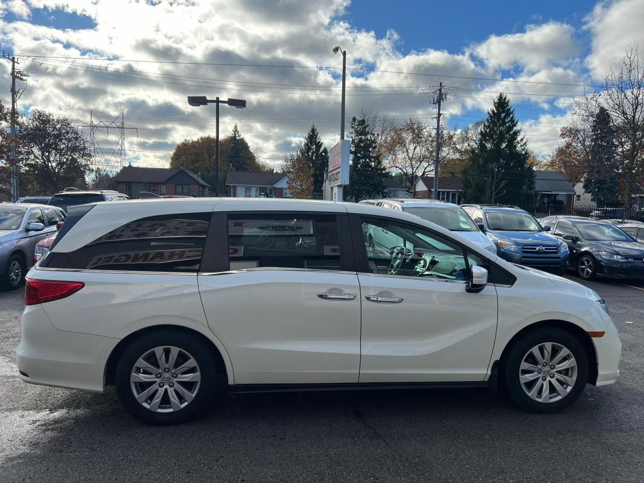2018 Honda Odyssey LX Auto Photo3