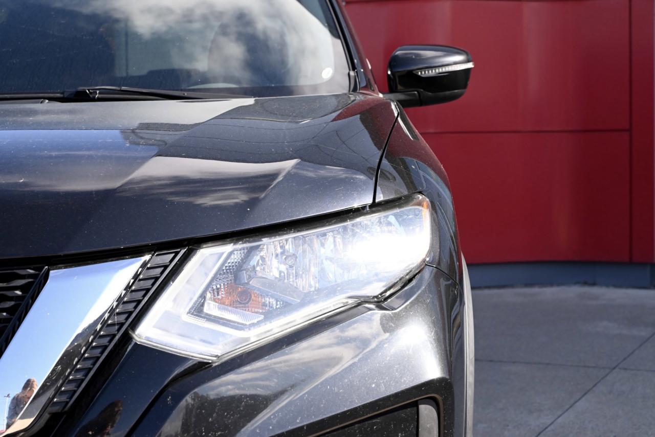2017 Nissan Rogue SV AWD / HEATED SEATS / FULLY CERTIFIED! Photo