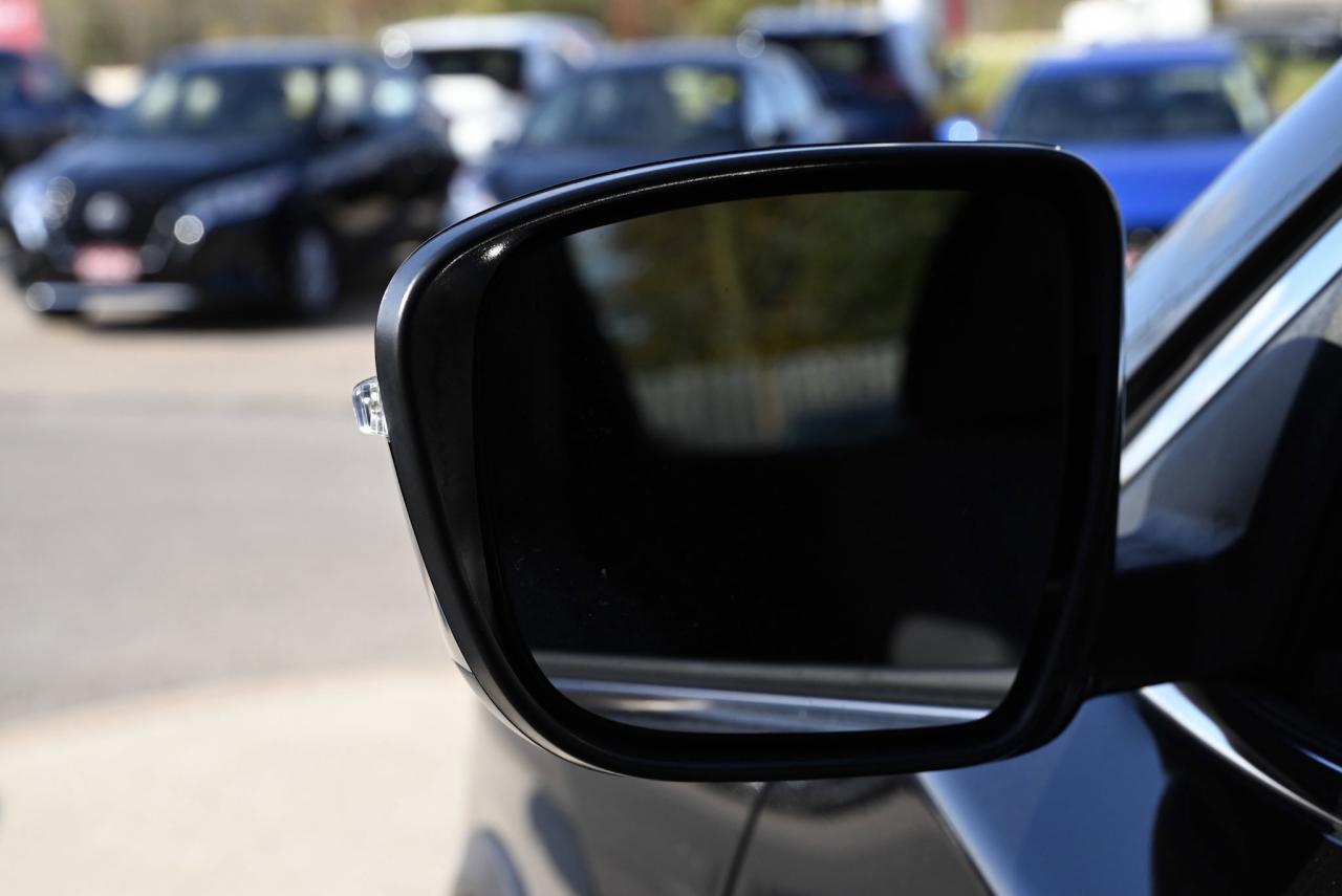 2017 Nissan Rogue SV / 7 SEATER / HEATED SEATS / CROSS RAILS Photo