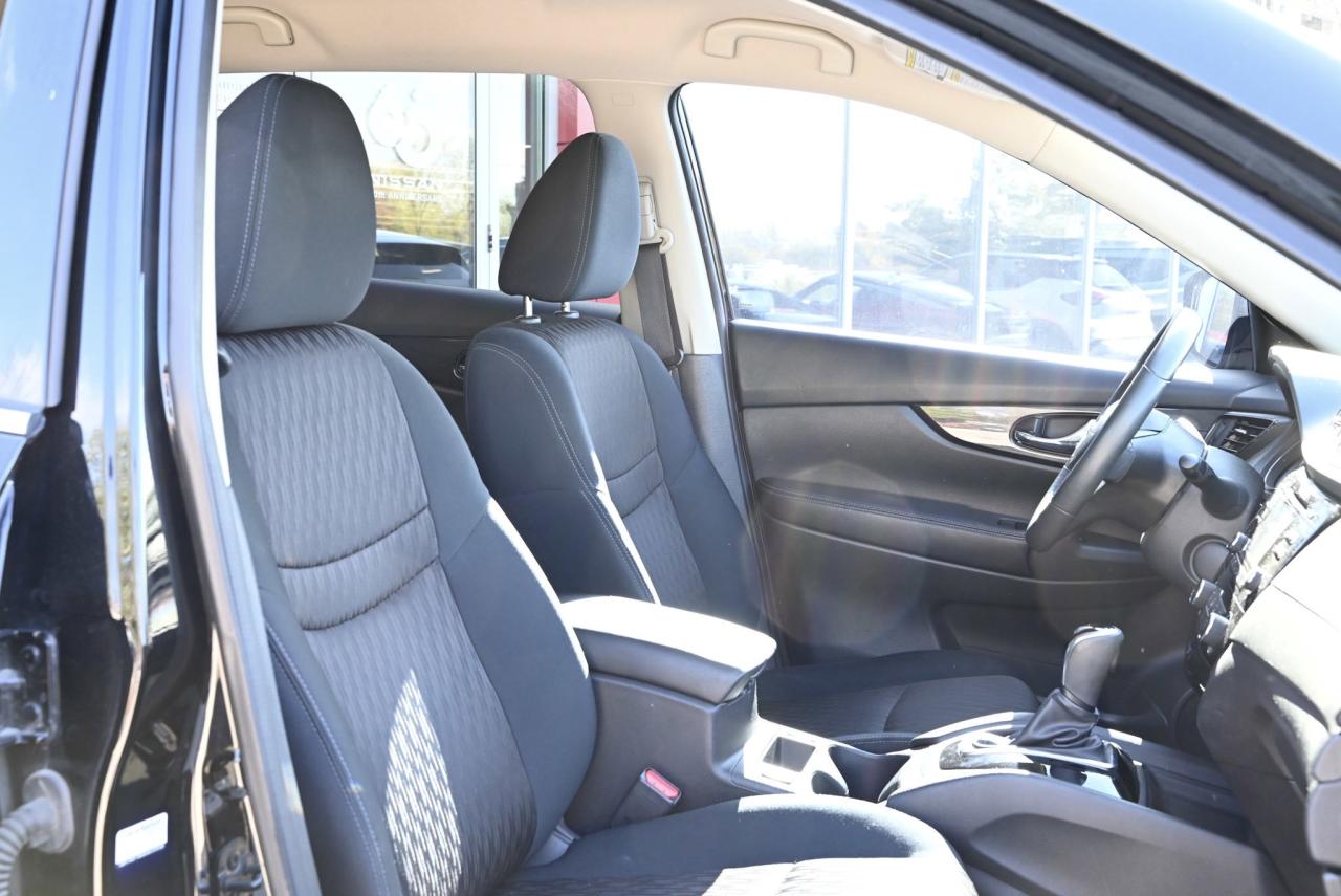 2017 Nissan Rogue SV / 7 SEATER / HEATED SEATS / CROSS RAILS Photo