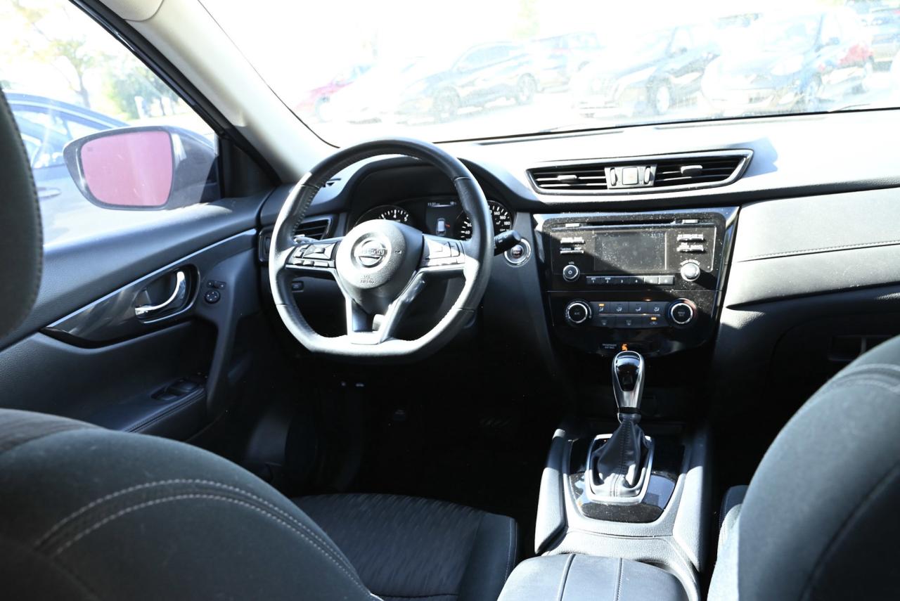 2017 Nissan Rogue SV / 7 SEATER / HEATED SEATS / CROSS RAILS Photo