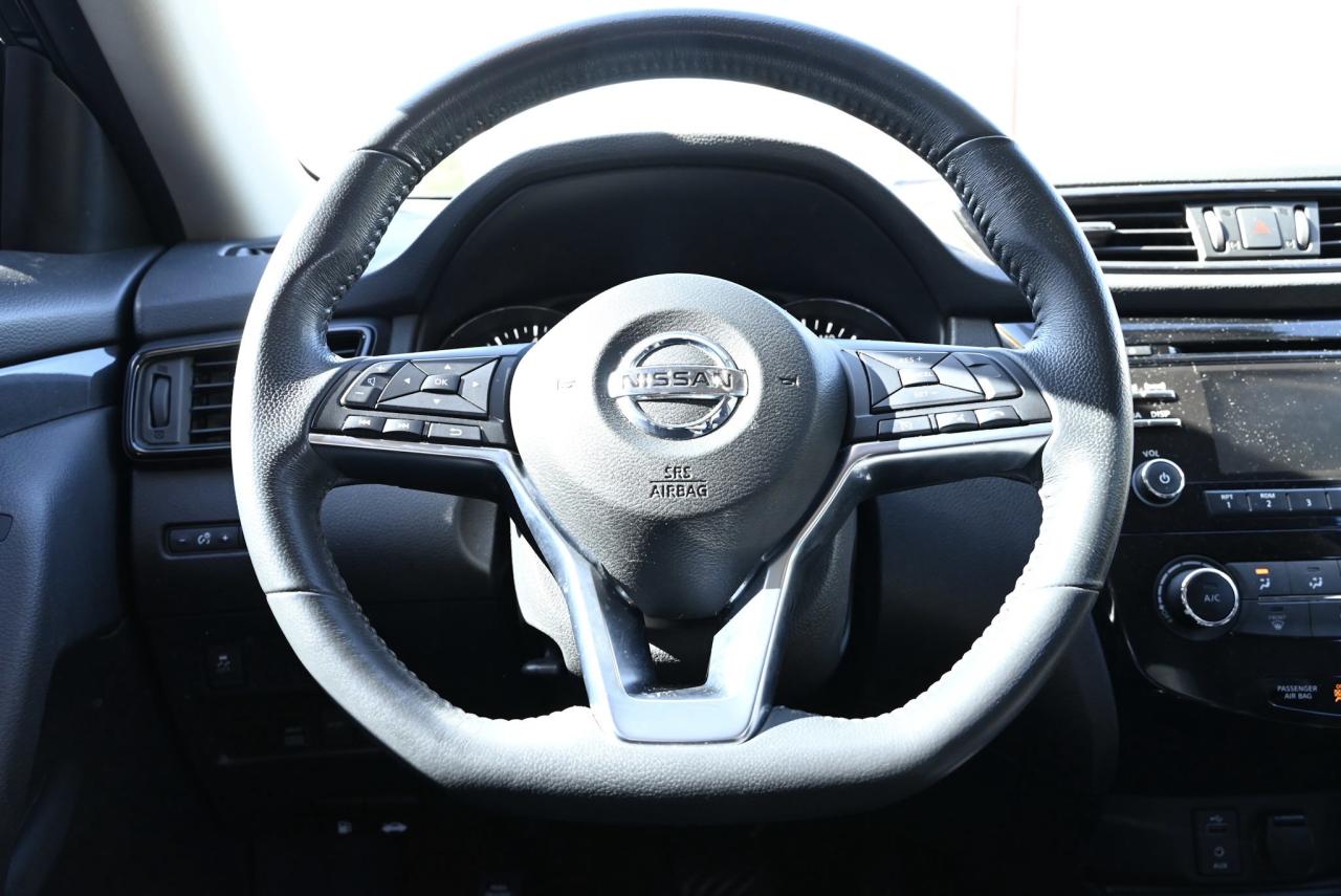 2017 Nissan Rogue SV AWD / HEATED SEATS / FULLY CERTIFIED! Photo