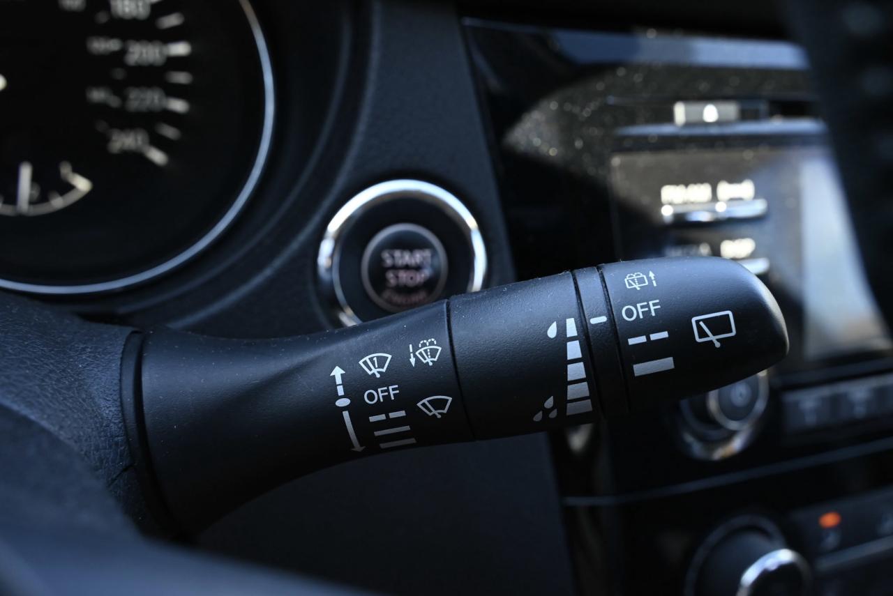 2017 Nissan Rogue SV / 7 SEATER / HEATED SEATS / CROSS RAILS Photo