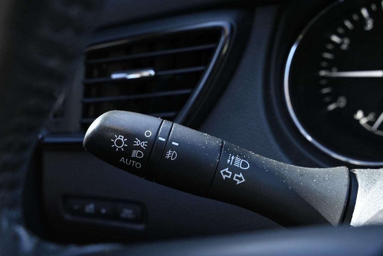 2017 Nissan Rogue SV / 7 SEATER / HEATED SEATS / CROSS RAILS Photo